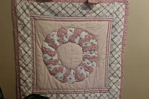 Heart Wreath Quilt, photo 2 of 5