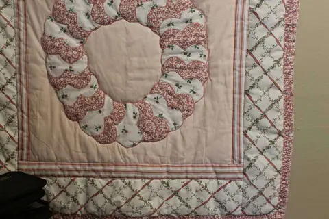 Heart Wreath Quilt, photo 4 of 5