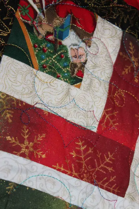 Log Cabin Christmas Quilt, photo 2 of 17