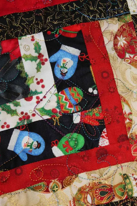 Log Cabin Christmas Quilt, photo 3 of 17