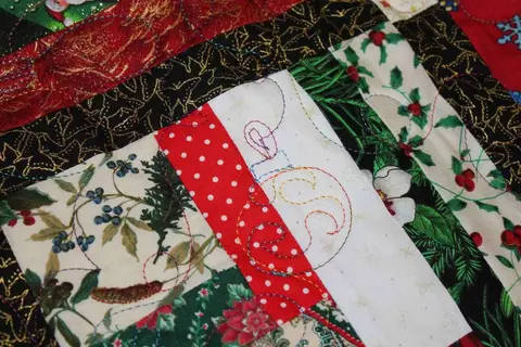 Log Cabin Christmas Quilt, photo 6 of 17