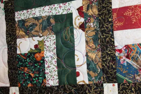 Log Cabin Christmas Quilt, photo 7 of 17