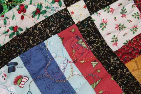 Log Cabin Christmas Quilt, photo 11 of 17