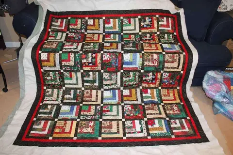 Log Cabin Christmas Quilt, photo 12 of 17